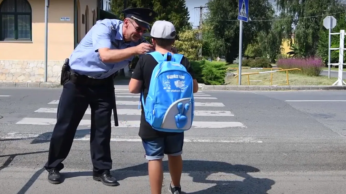 Vigyázz gyerek! – így hívják fel a figyelmet az iskolakezdésre rendőreink
