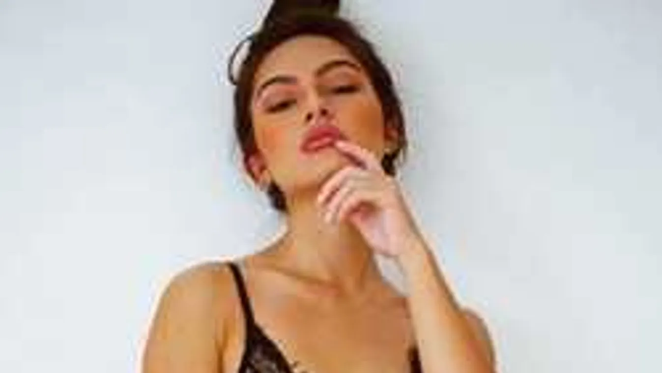 A szabadban simogatta magát pucéran a fiatal modell!