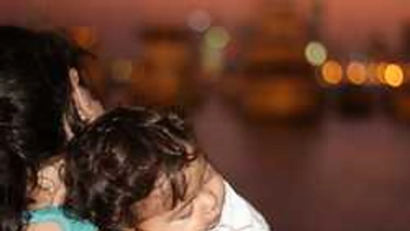 Taxiba ült Mónika, kislányával a karjaiban tűnt el