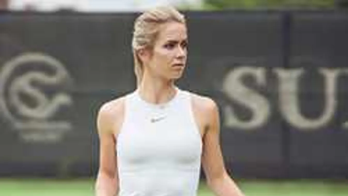 Levetkőzött, az öltözőben terpeszt a kerek mellű teniszklasszis