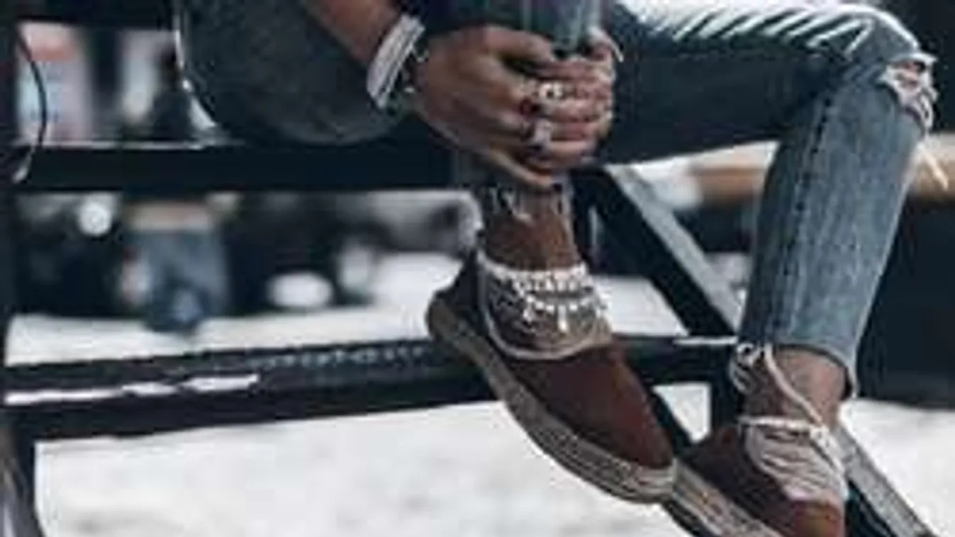 Így csábítanak a nők vadítóan dögös lábakkal nyáron!