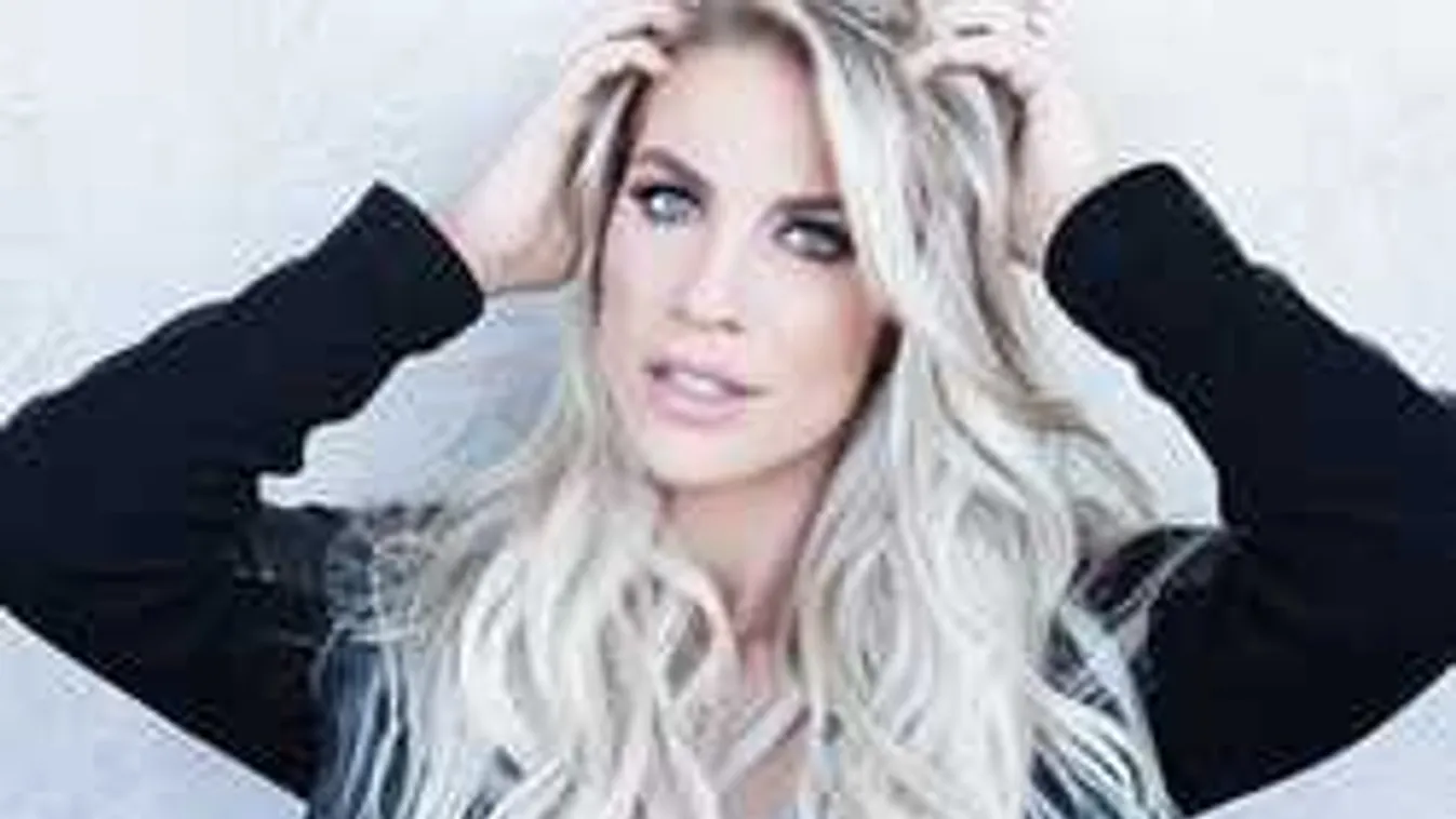 Letolta a bugyiját, pucérra vetkőzött a világbajnok focistalány