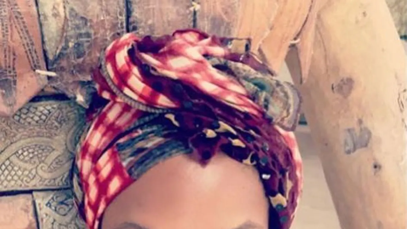 Naomi Campbell 50 évesen pucéran ment metrózni