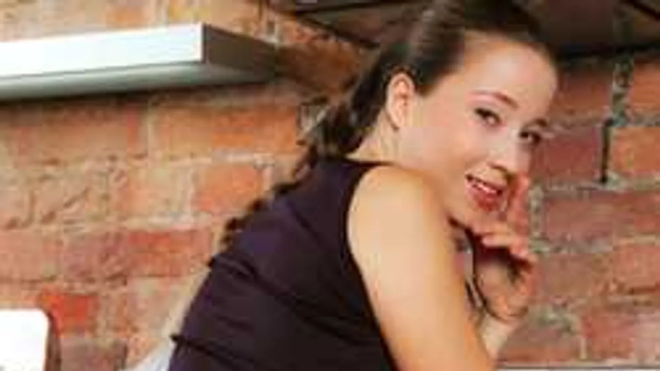 Durva: egészen perverz módszerrel keres pénzt ez a fiatal a lány