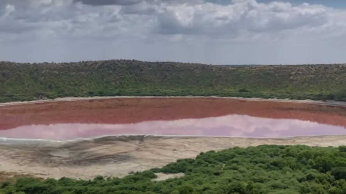 Hihetetlen: egy rejtélyes ok miatt rózsaszínűvé változott egy tó -videó