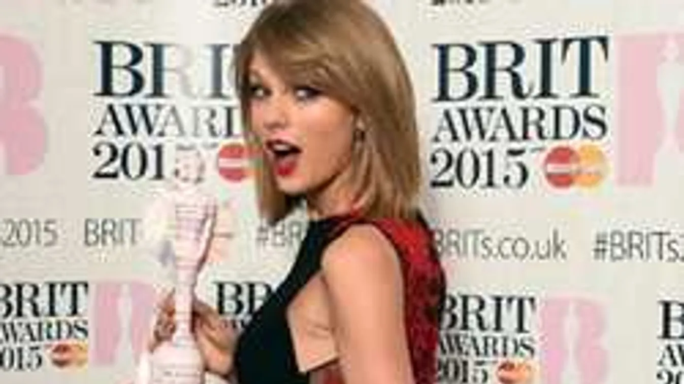 Hatalmasat esett a szexi sztár: mindenkit meglepett, ami ezután jött