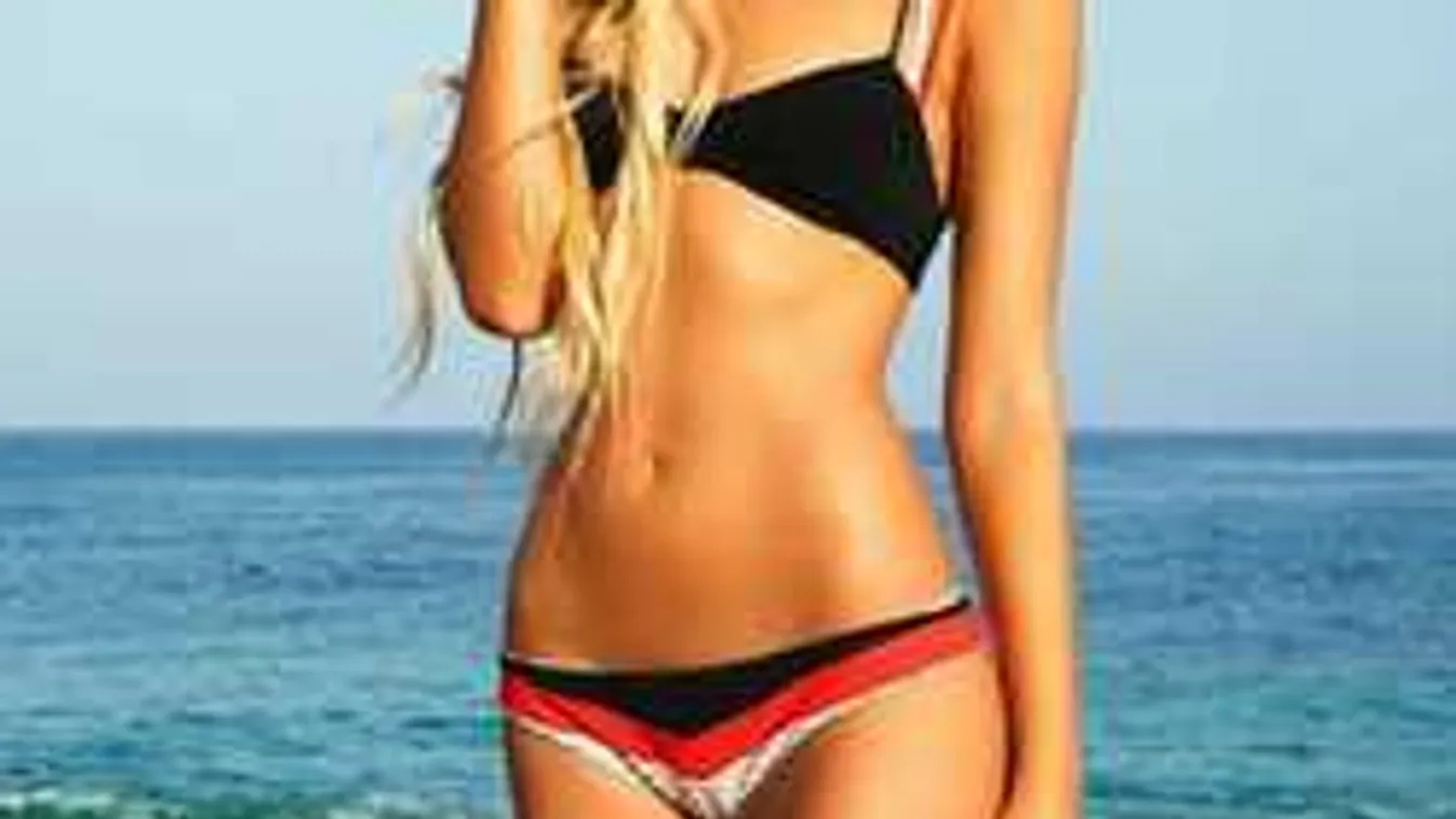 Megvillantotta szuperszexi testét a katonalány