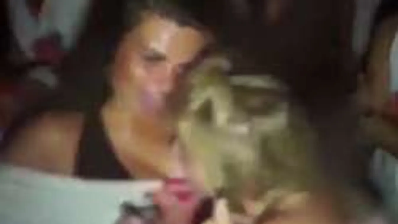 Durva videó: Zsúfolt klubban elégítették ki egymást a kéjenc lányok!