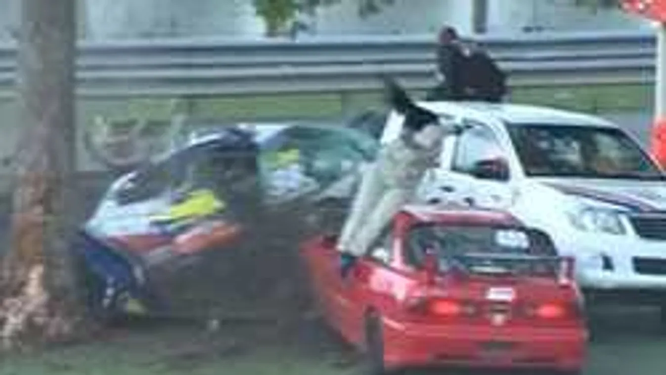 Horrorbalesetet szenvedett egy női pilóta verseny közben! - videó