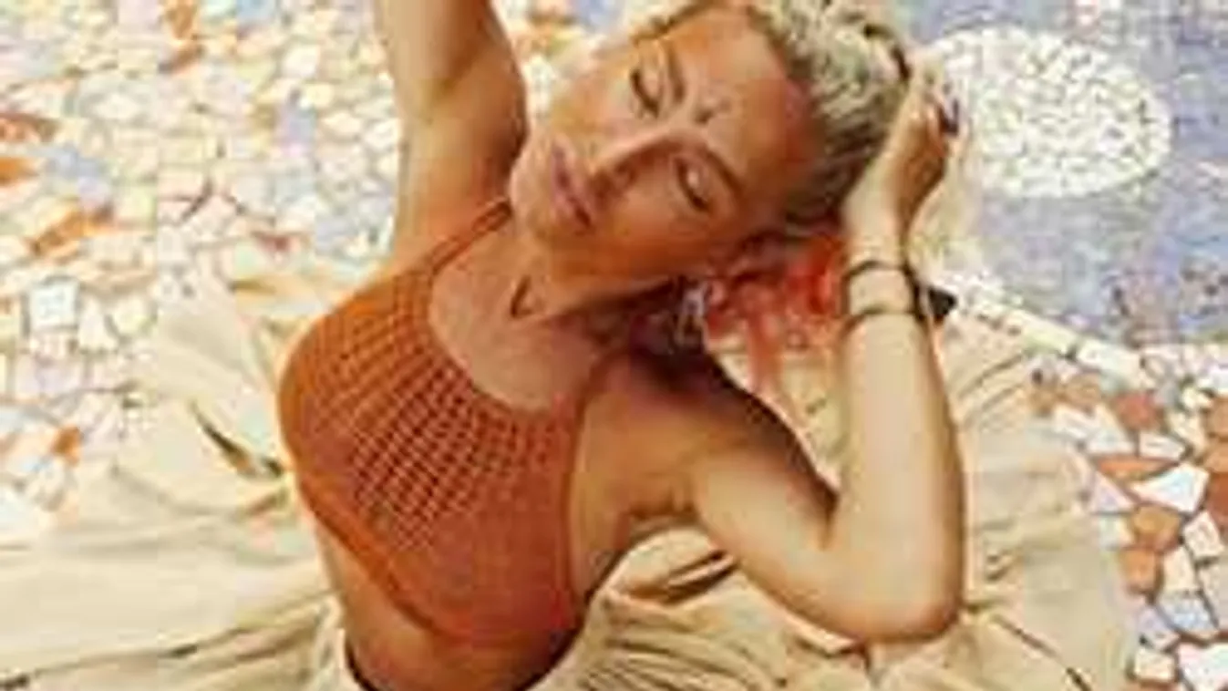 Anyaszült pucéran fotózták le a lányokat a felvonuláson!