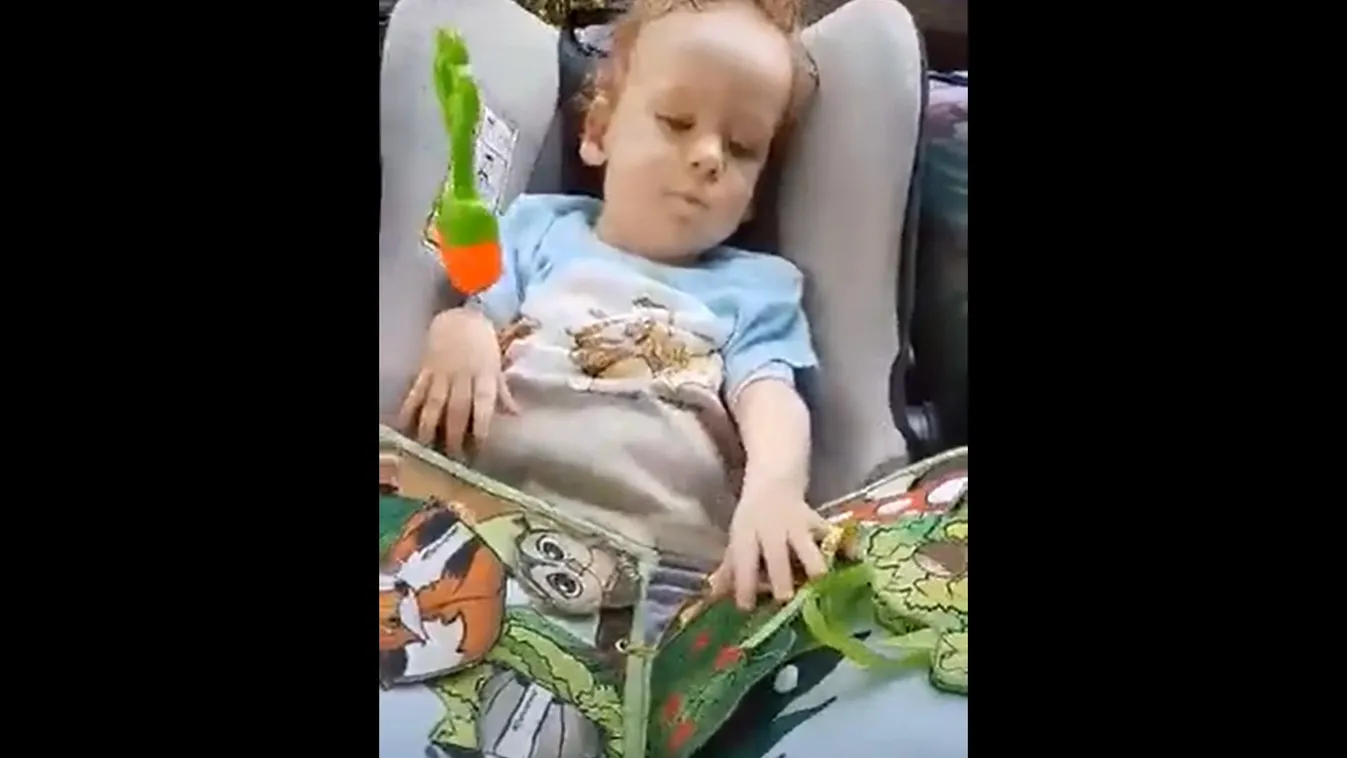 Ettől elolvadsz: tündérien olvasgatja könyvét az SMA-s Noel – videó