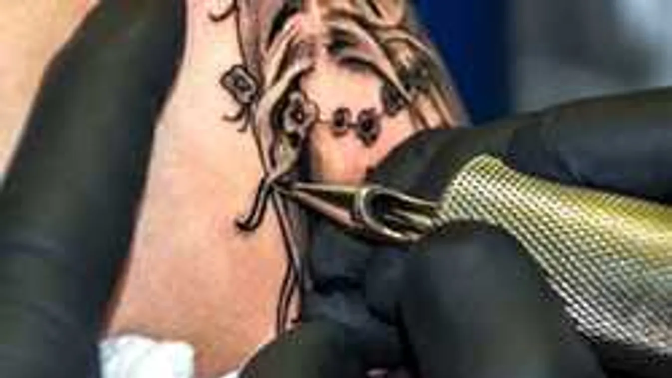 Mérgező festékkel tetoválnak! Rákot is okozhat az őrült divat?