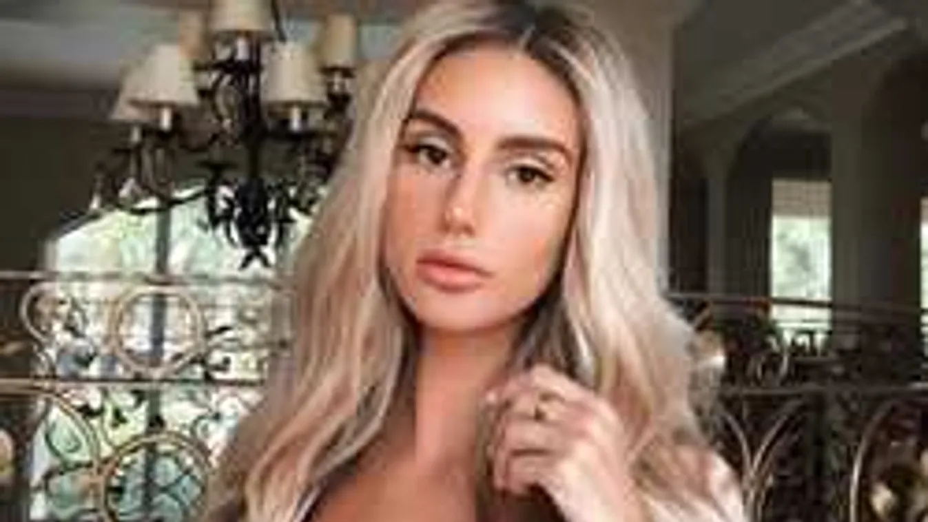 Meztelenül az ágyban, levetkőzött a bombázó sztárséf