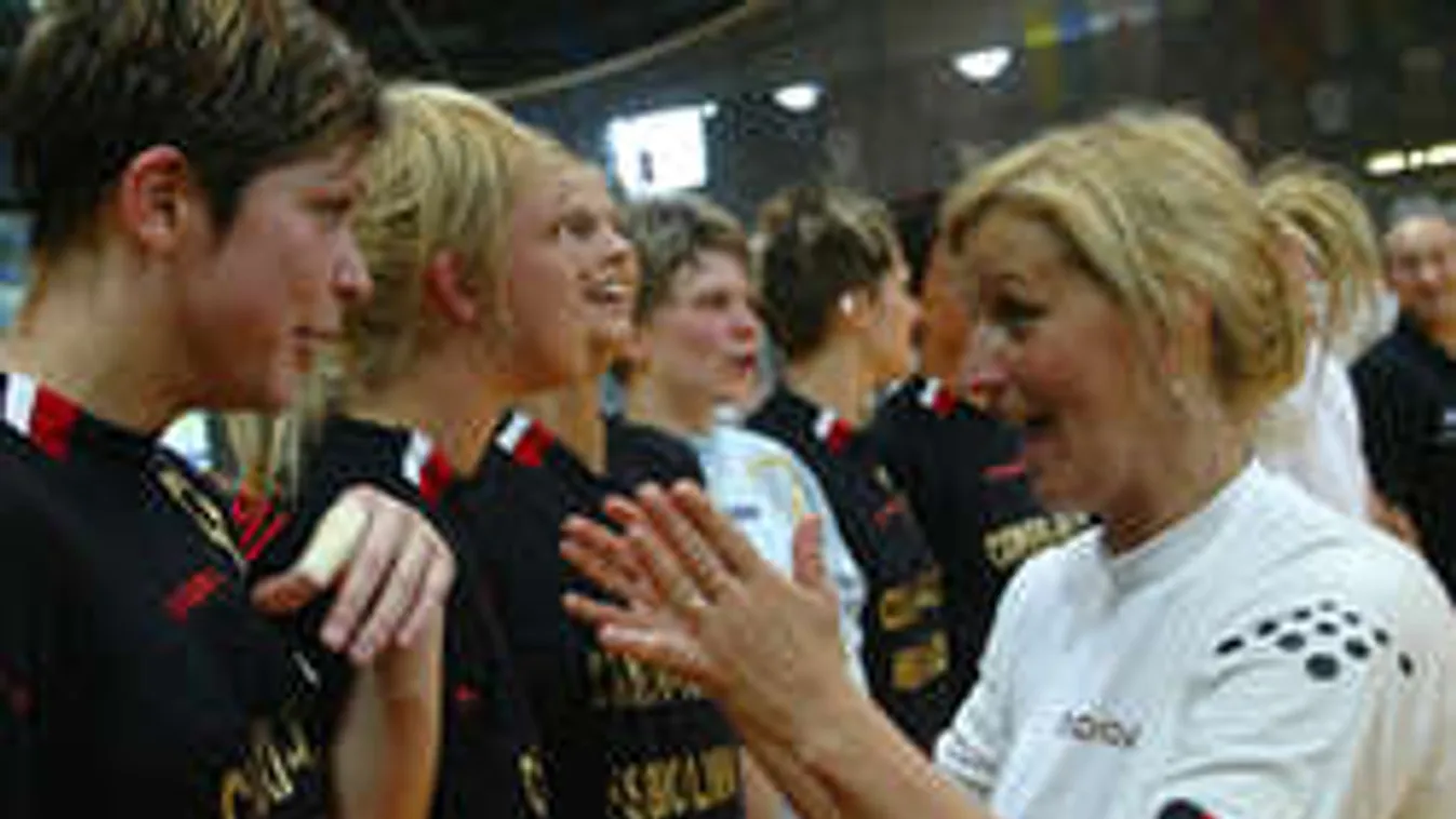 Orális szexre szólították fel a híres kéziedzőt - Videó