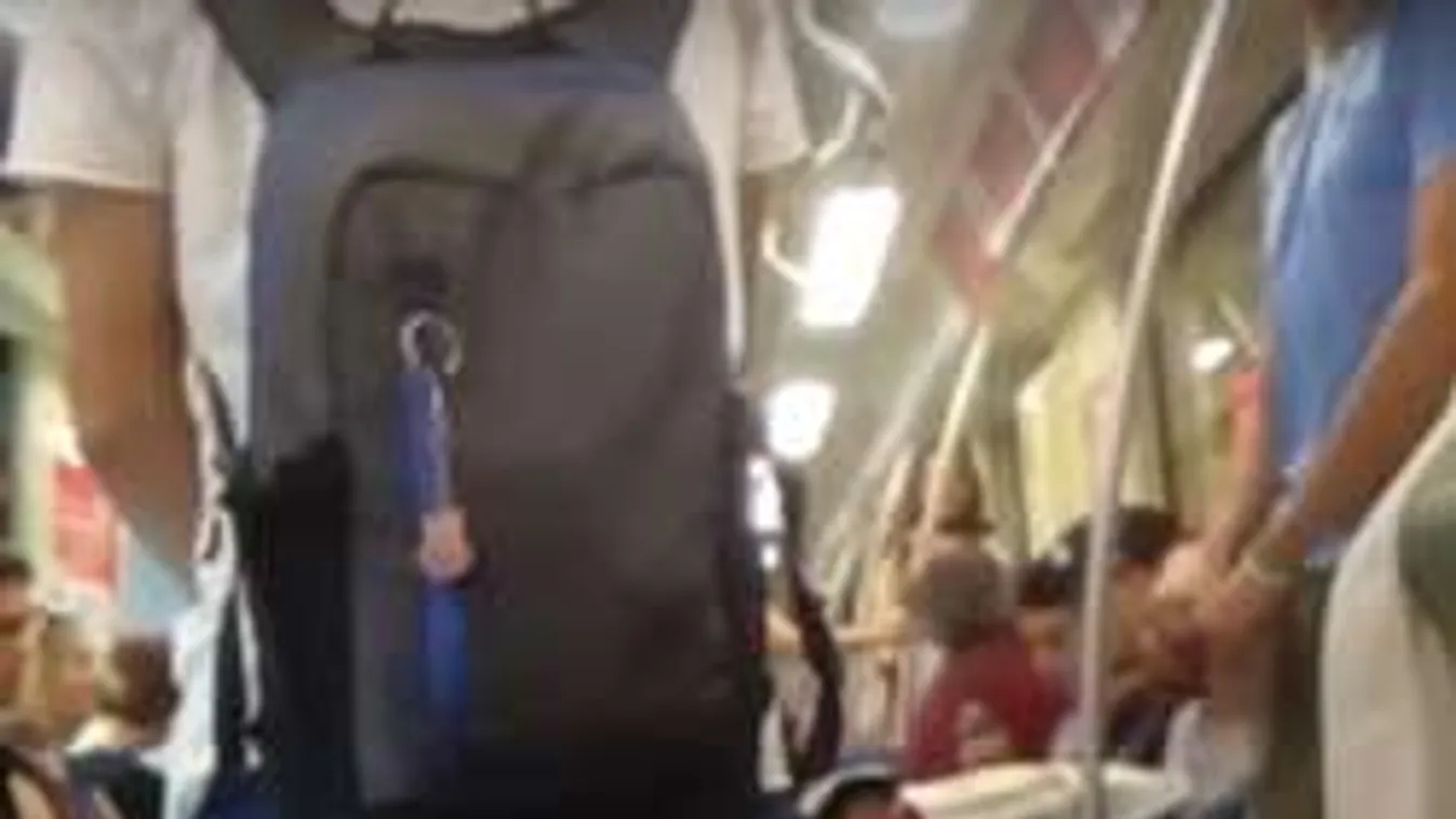 Õrjöngő férfi akarta nyakon szúrni az utasokat a 4-es metrón