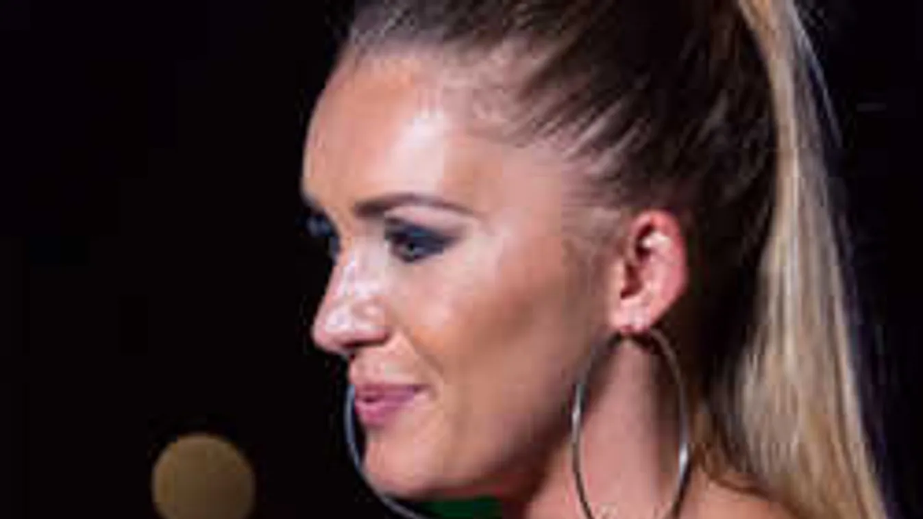 Végre megmutatta, vele lépett le az országból Hódi Pamela