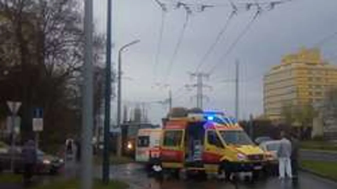 Kisbabát szállító mentőautó karambolozott Budapesten