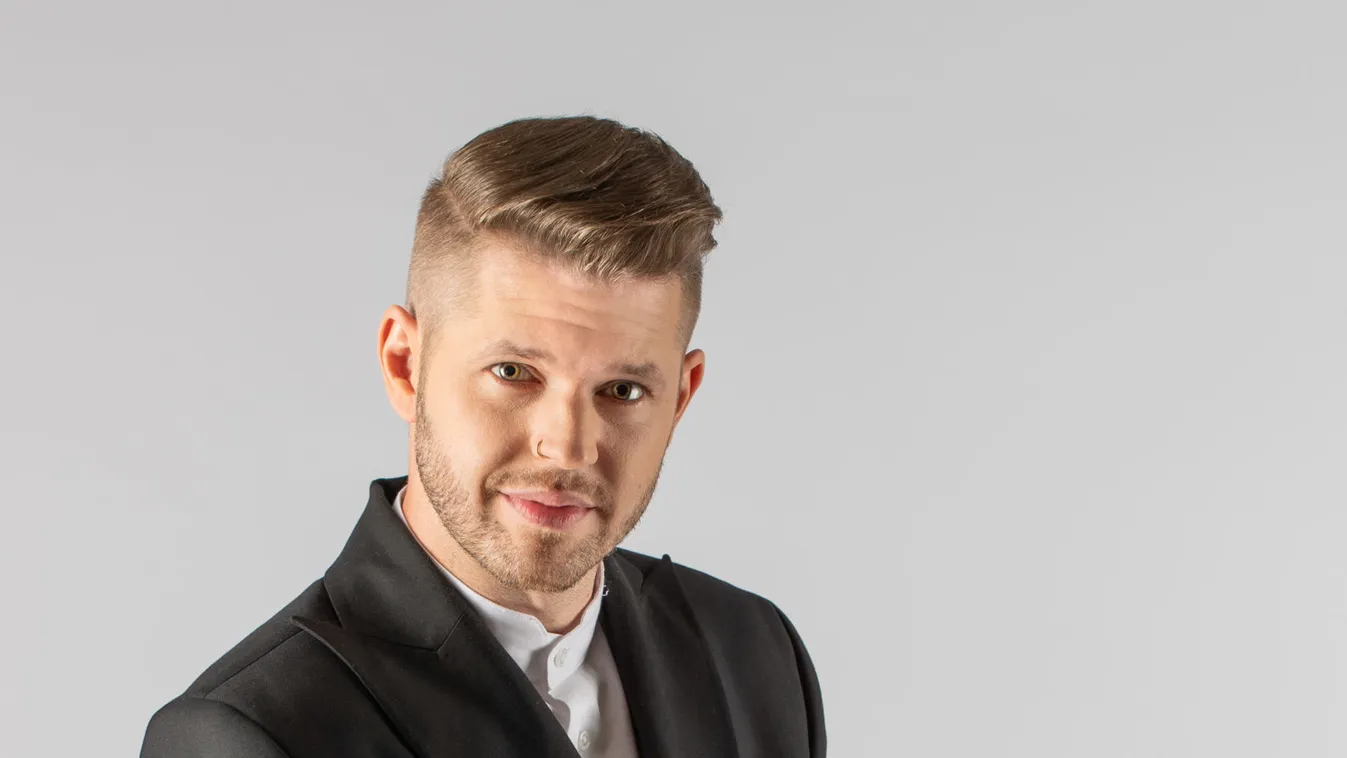 Elképesztő fotók, így emelkedett a levegőbe a TV2 sztárja