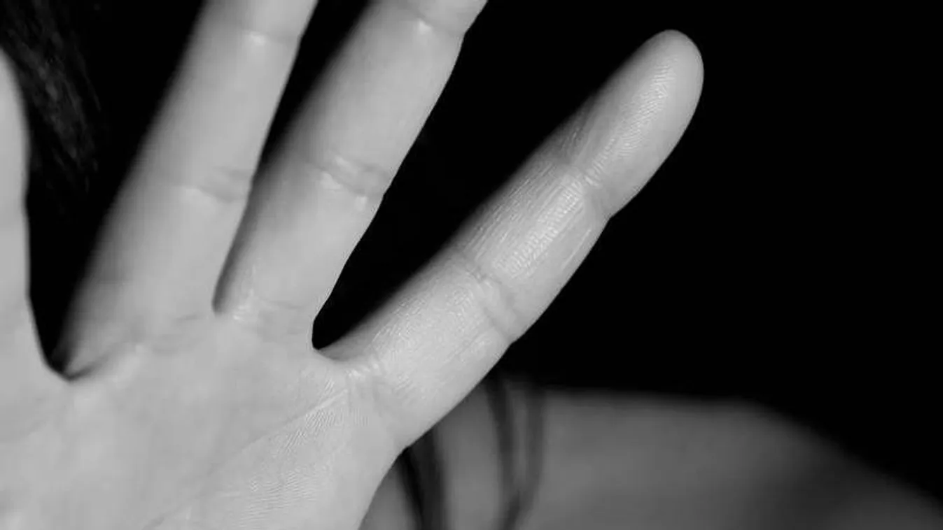 „Szótlanul a lábam közé dörzsölte a kezét és a mellemet tapogatta” – 90 éves nénit zaklatott a migráns