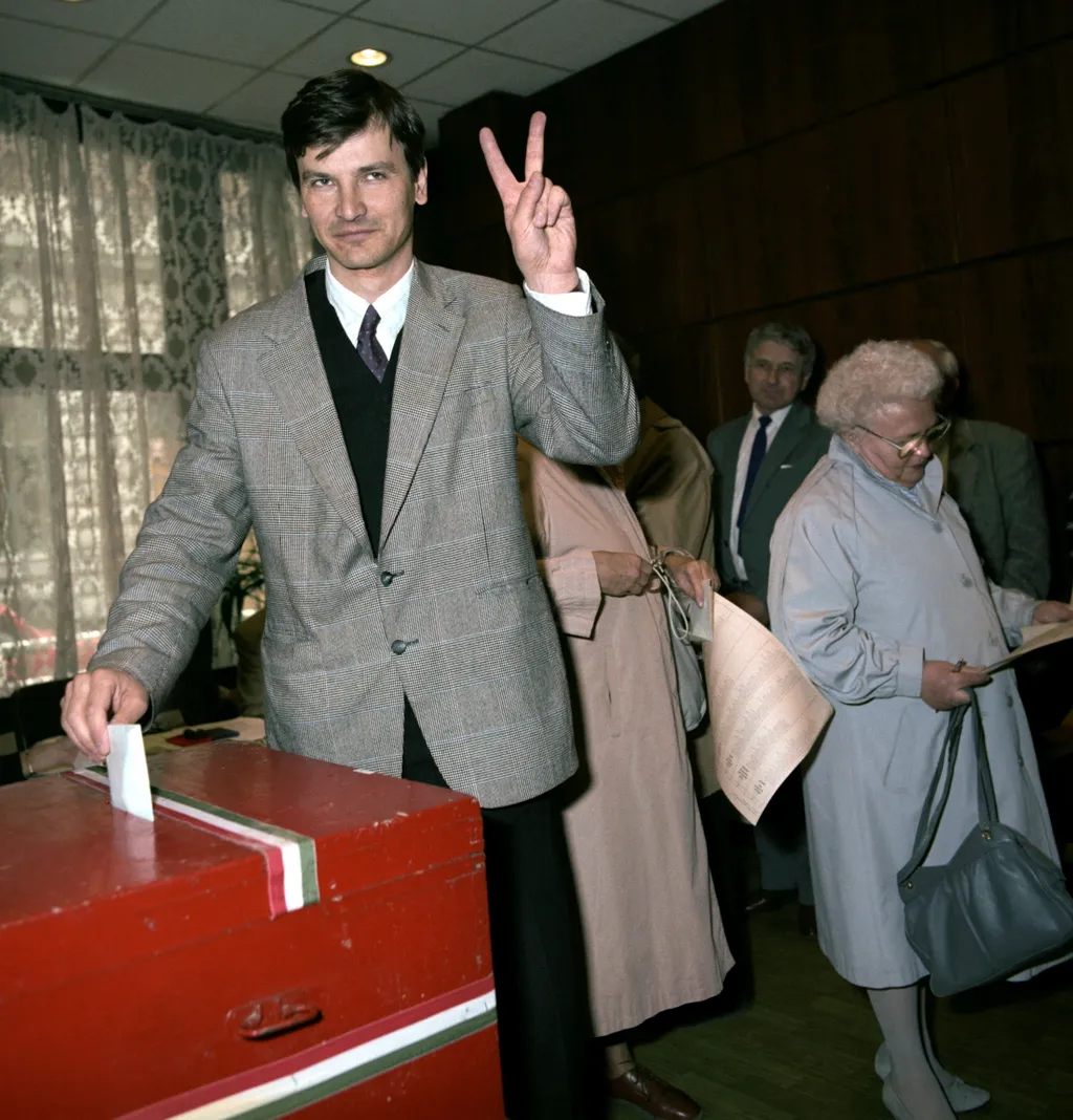 Demszky Gábor, a Szabad Demokraták Szövetsége alapító tagja leadja a szavazatát MTI Fotó: Hámor Szabolcs