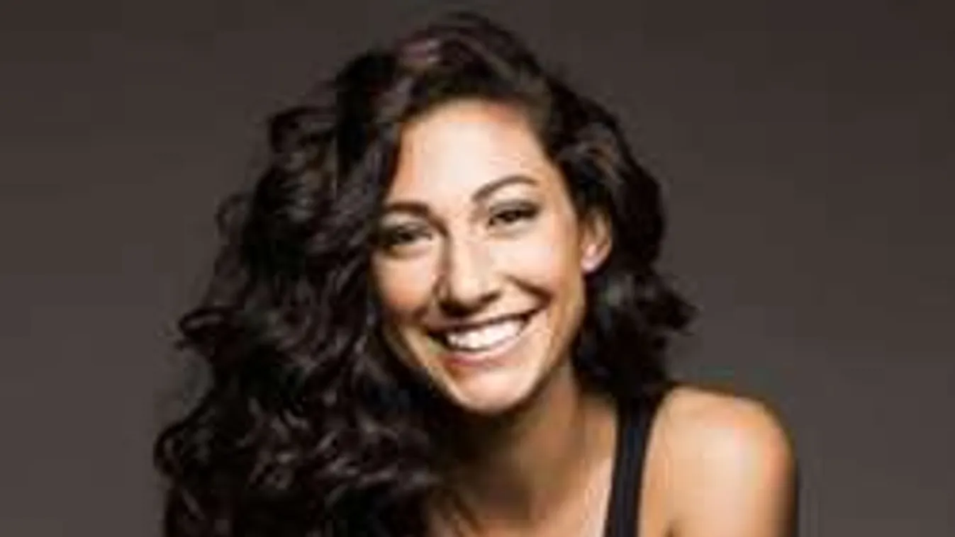 Anyaszült meztelenül hajszolja a bőrt a dögös focistalány