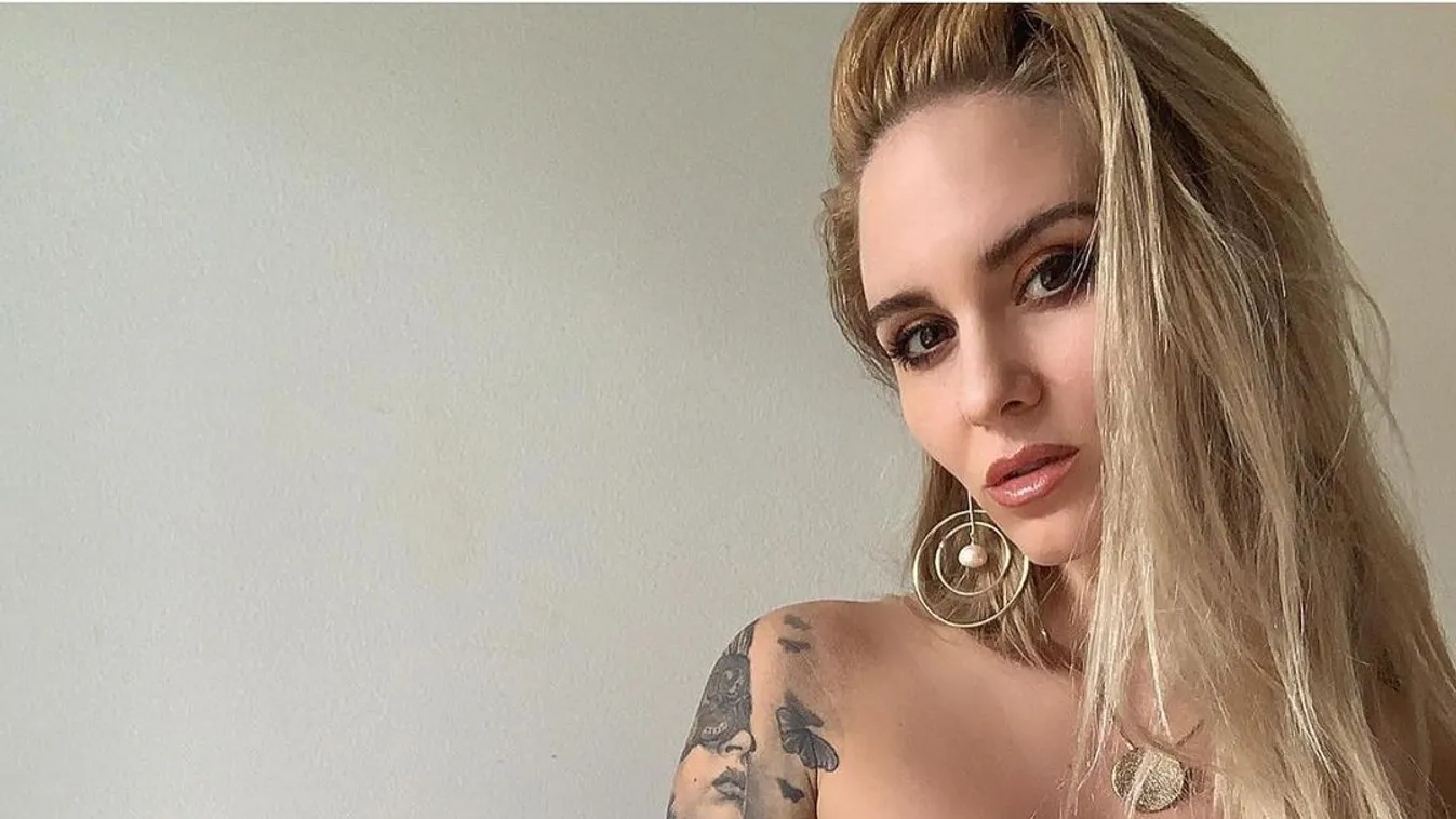 Lekerült a melltartó, oldalról fotózta le hatalmas kebleit a szőke szurkolólány