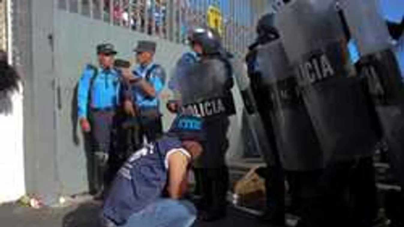 Most érkezett, egymást taposták halálra fociszurkolók