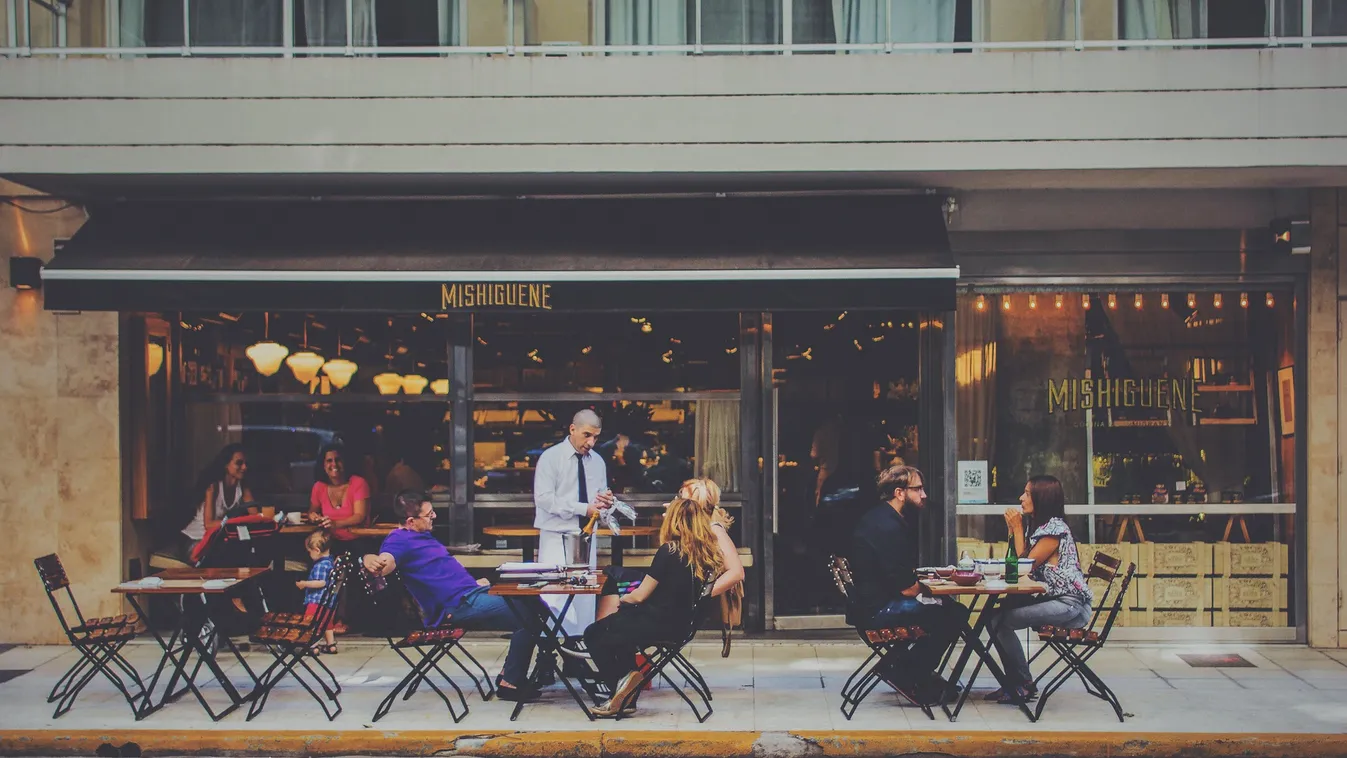 Népszerű vloggerre támadt a magyar apa – nem sokon múlt a bunyó az étteremben