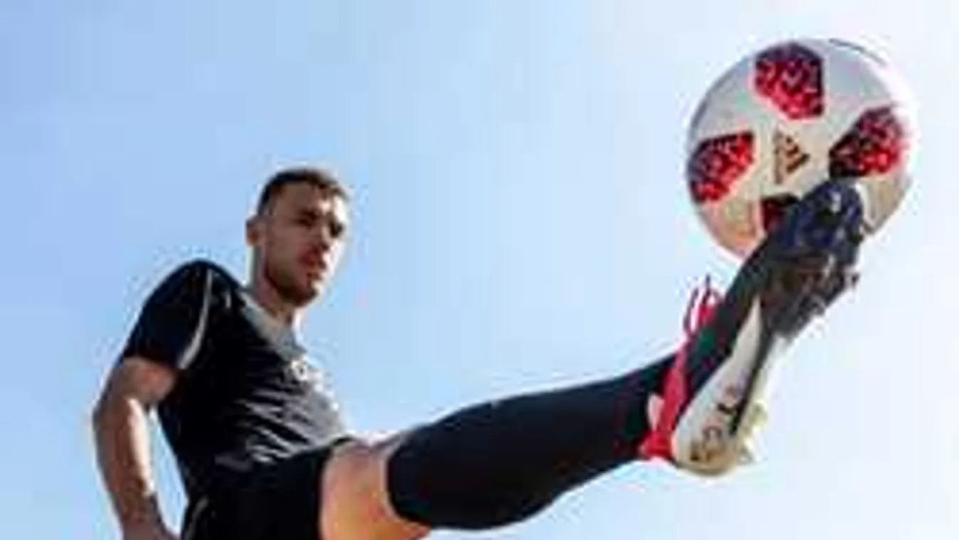 Videóra vették: szinte pucér hastáncos lány kényeztette a focisztárt