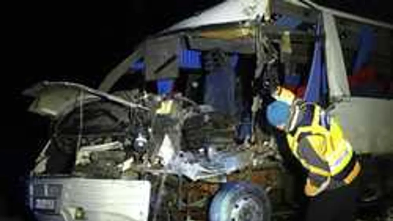 Tűzoltóknak kellett kivágniuk a sofőrt az összeroncsolódott kisbuszból