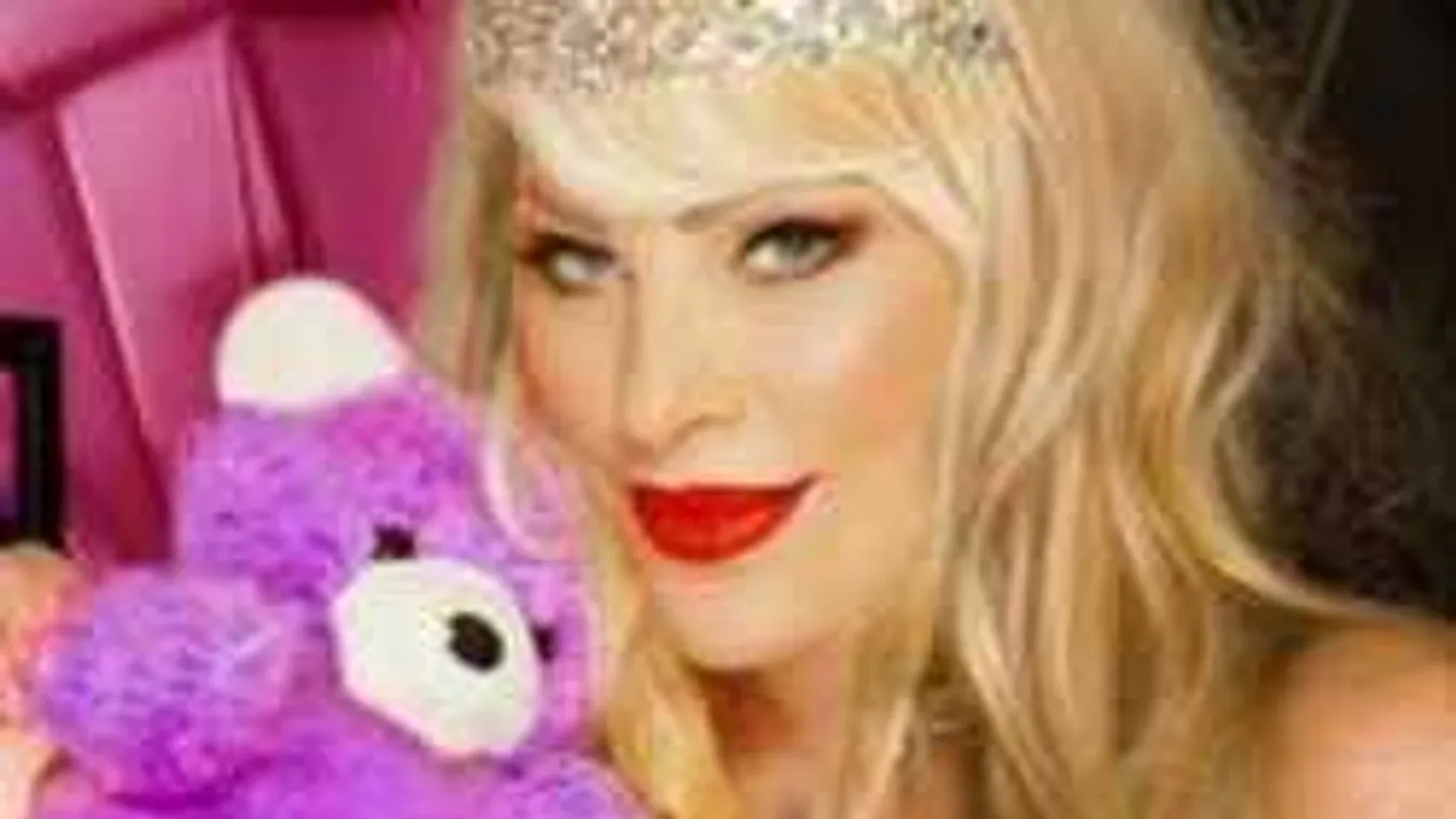 Óriás dekoltázst villantott ebéd közben a magyar pornódíva