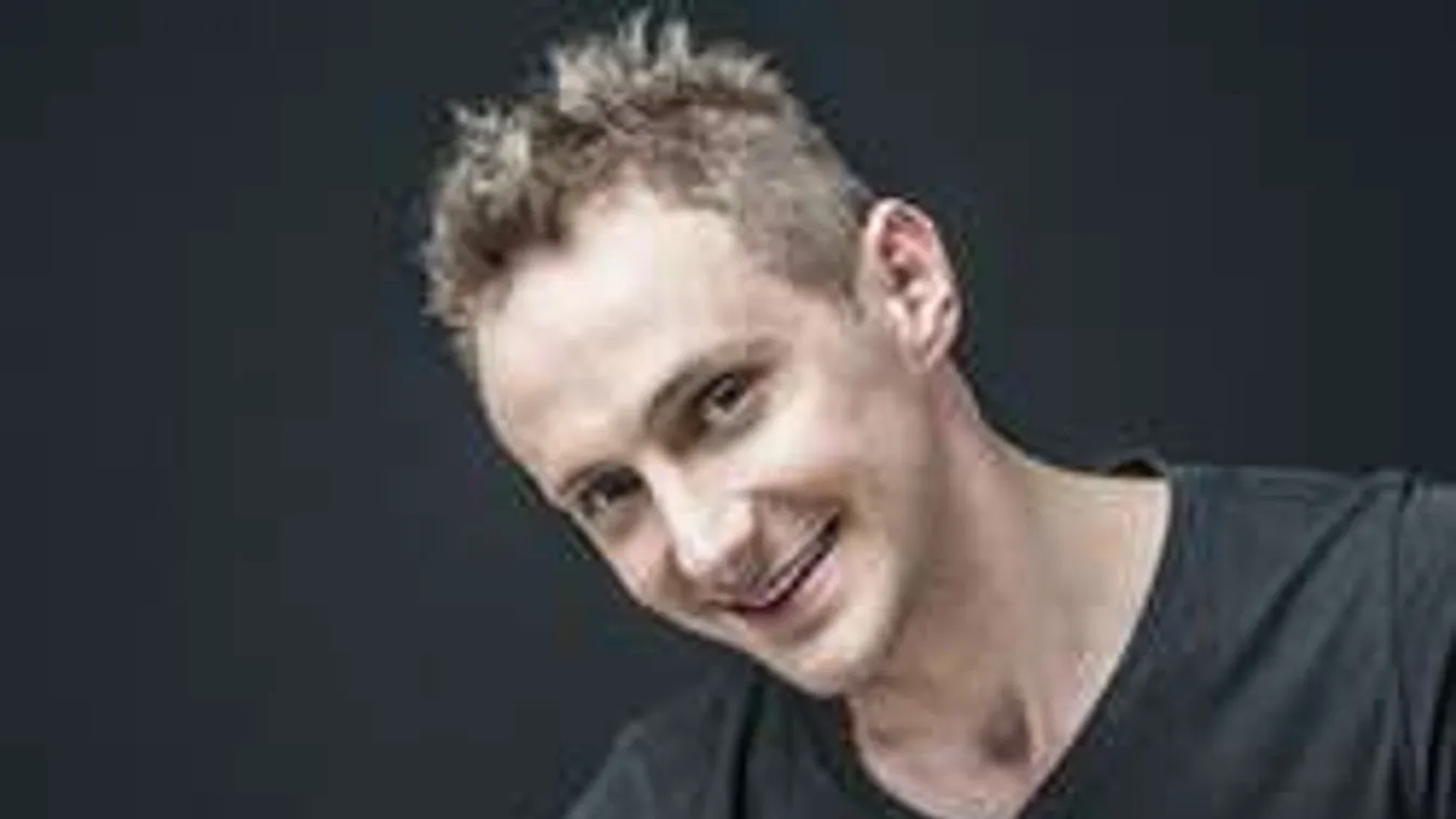 Ennyiért lehet a tiéd az RTL Klub nőnek öltözött szépfiúja!