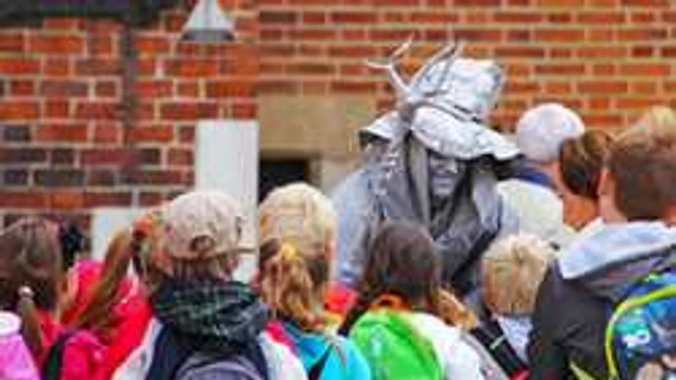 Szamurájkard és balta - fegyverekkel járnak iskolába a gyerekek