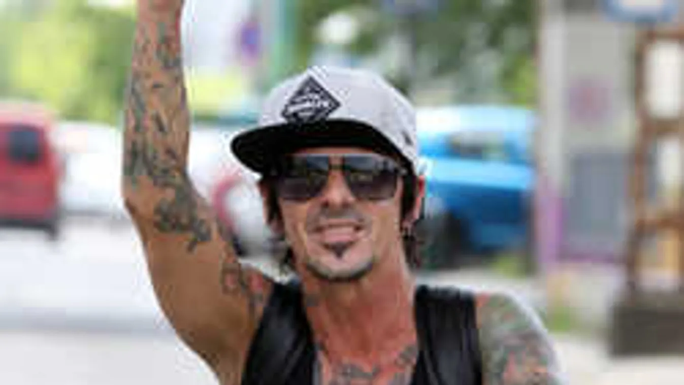 Ezt nézd meg: Meztelenül állt a dobok mögé a magyar rocker