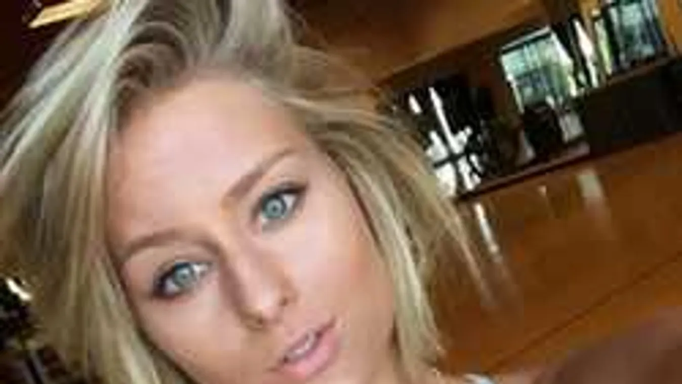 Mindent ledobott, meztelenül pózol a kerek mellű színésznő