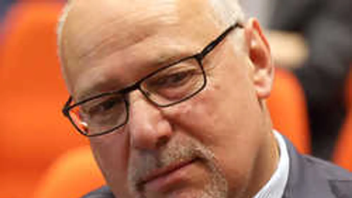 Súlyos vádak, ki támadja az úszóelnököt?