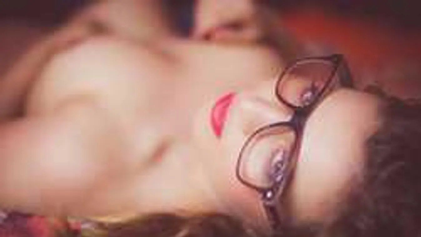 Anyaszült meztelenül sétált a bevásárlóközpontban a gátlástalan nő