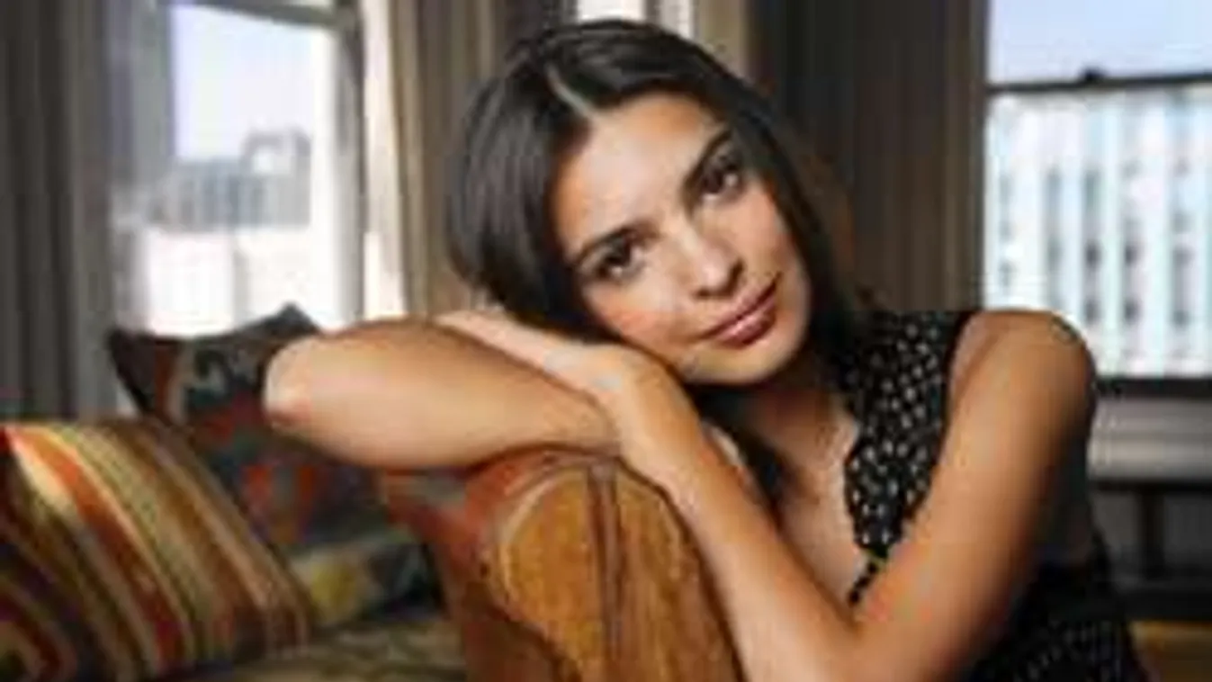 Pucéran úszkált a csodás mellű bombázó