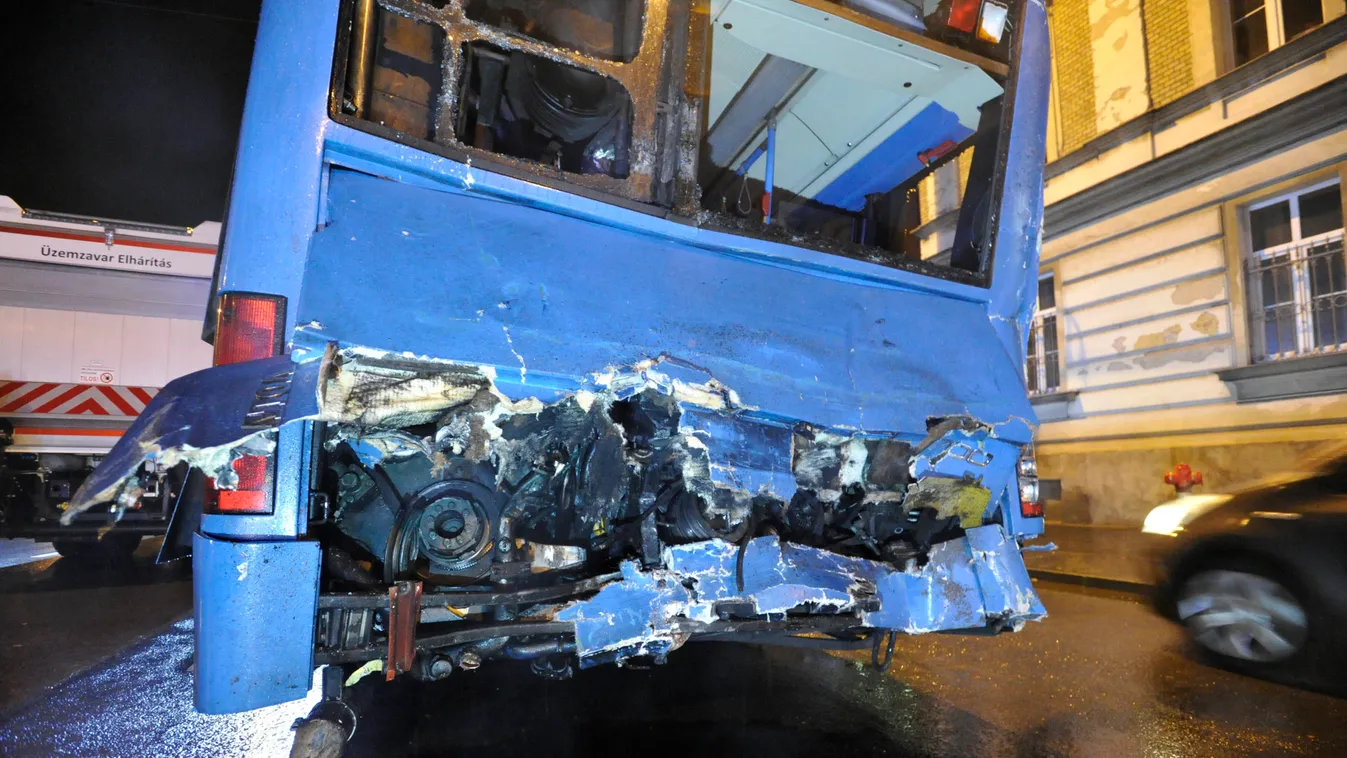 Frontális baleset az Árpád hídnál, videón a hajnali karambol