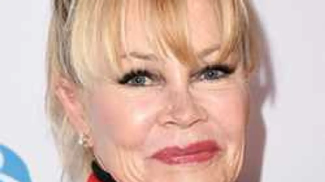 Napozás közben mutatta meg meztelen mellét a 61 éves színésznő