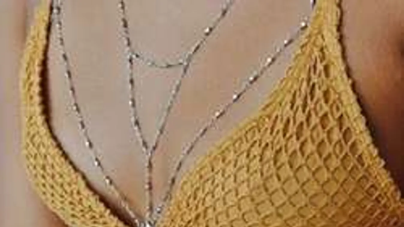 Teljesült a férfiak álma! Szexi lánc simul a női mellekre!