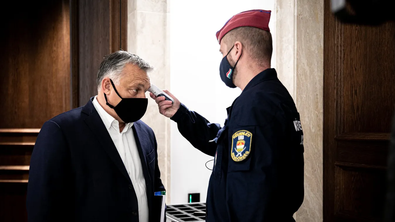 A kormányülésre még Orbán Viktor sem léphet be lázmérés nélkül – fotók