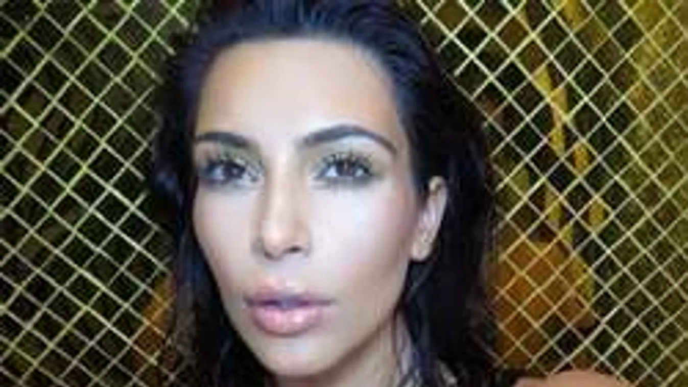 A tükör előtt fotózta hatalmas melleit a sztáranyuka és húga!