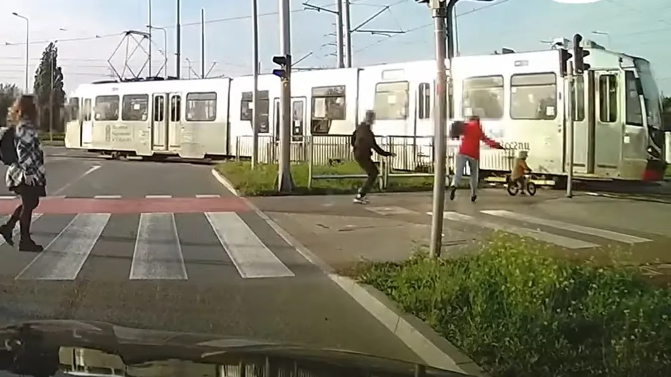 Pánik és sikolyok: egy kisfiút majdnem elgázolt egy villamos – Videó
