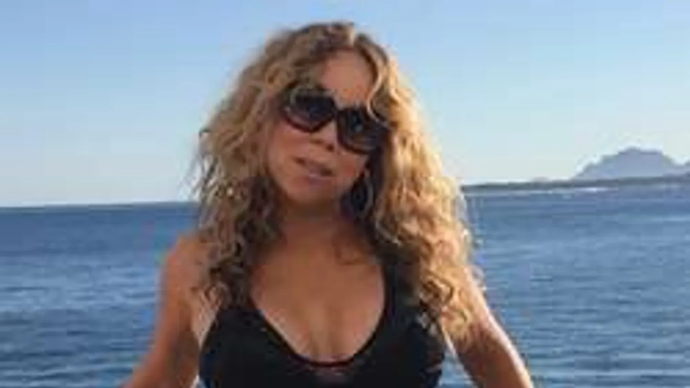 Családi fotón pakolta ki hatalmas melleit a 46 éves sztáranyuka!