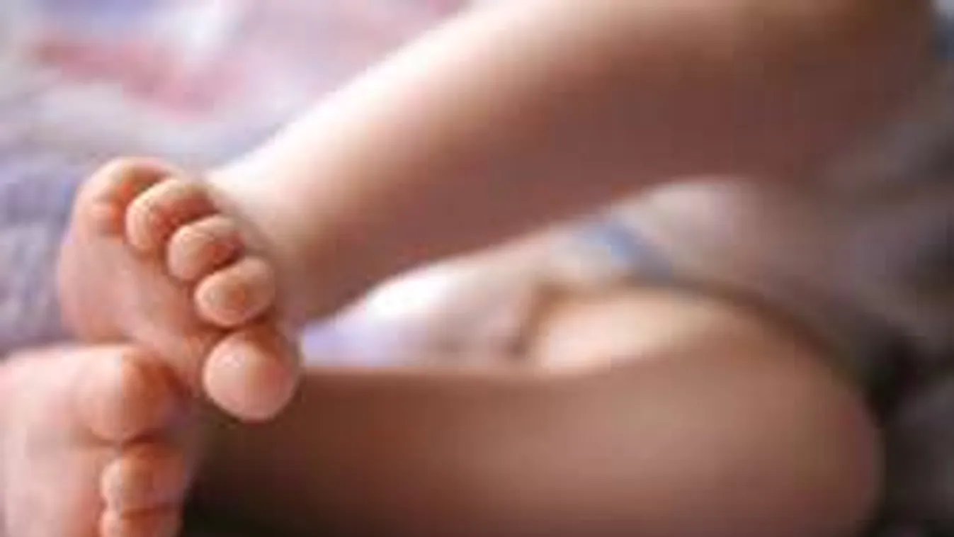 Eltörte 7 hetes kislánya lábát, mert nem bírta hallgatni sírását