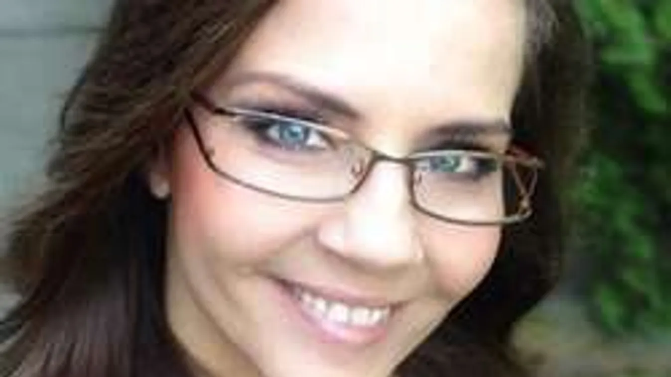 Kibuggyantak a szűk ruhából Bálint Antónia hatalmas mellei!