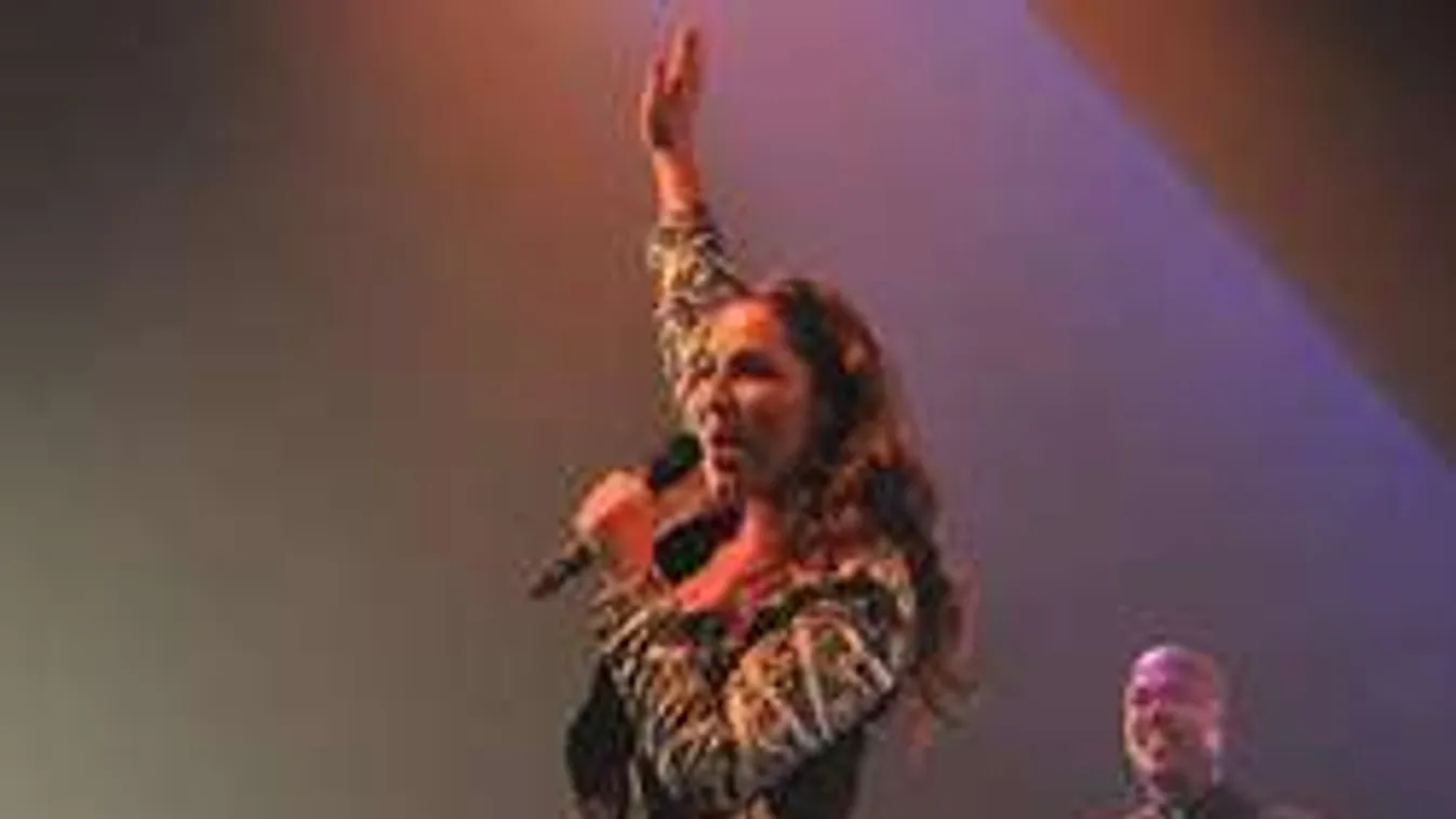 Ijesztő betegség: Eltorzult az arca a magyar énekesnőnek!