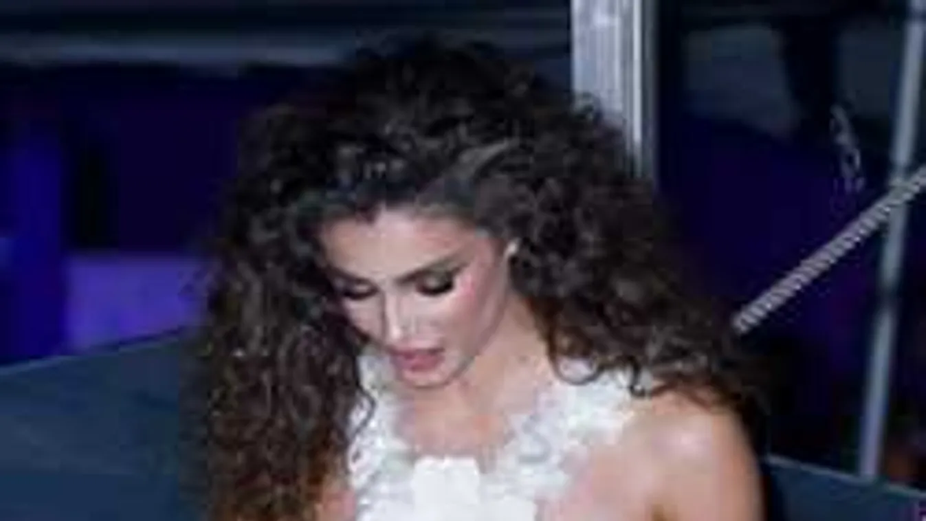 Ebbe belepirulsz, semmit sem takart a dögös modell átlátszó ruhája