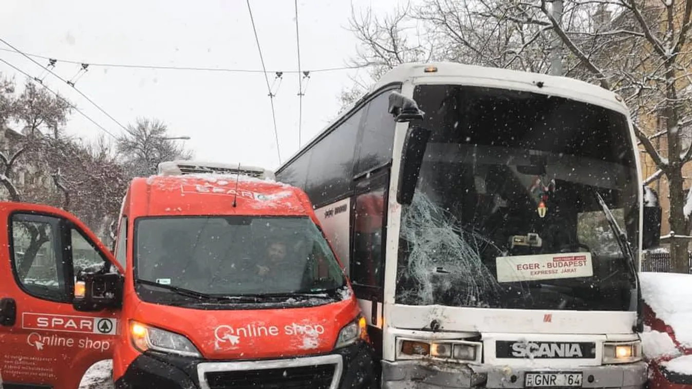 Hókáosz Budapesten: távolsági busz is karambolozott – helyszíni fotó